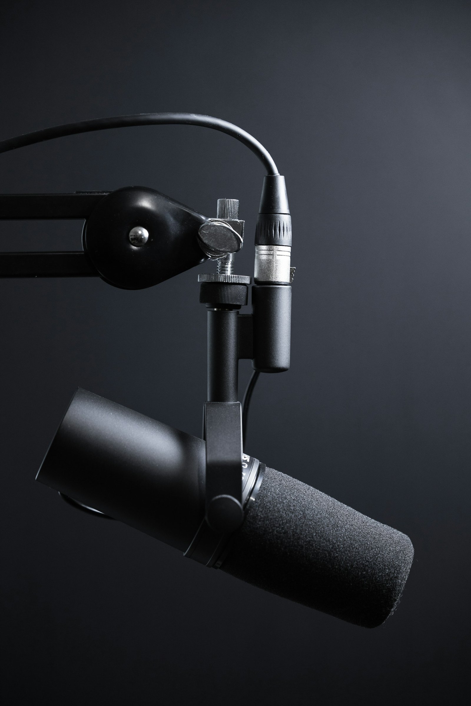 Estudio premium de podcast con luz cálida en Madrid