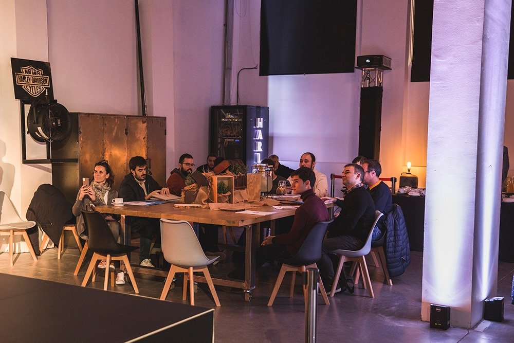 Reunión creativa para definir el formato del podcast